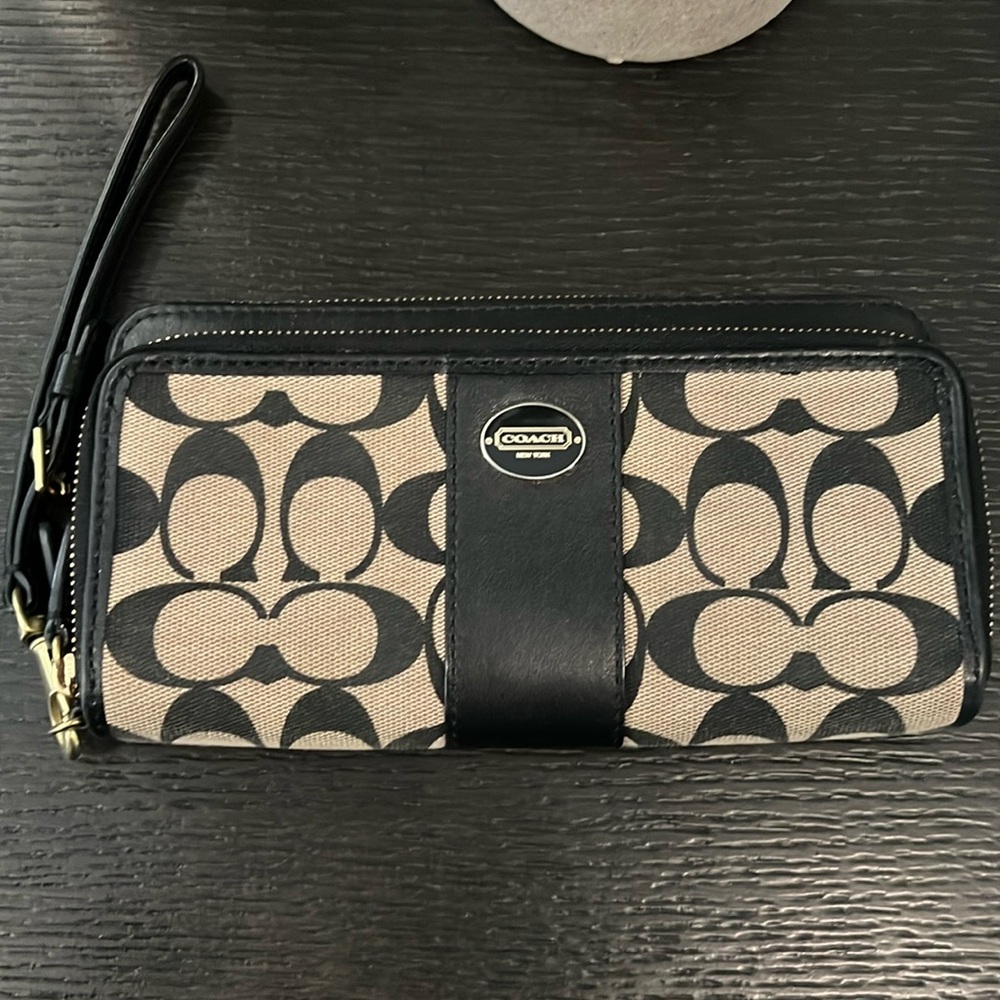 Pre-owned in mint condition COACH  wallet.